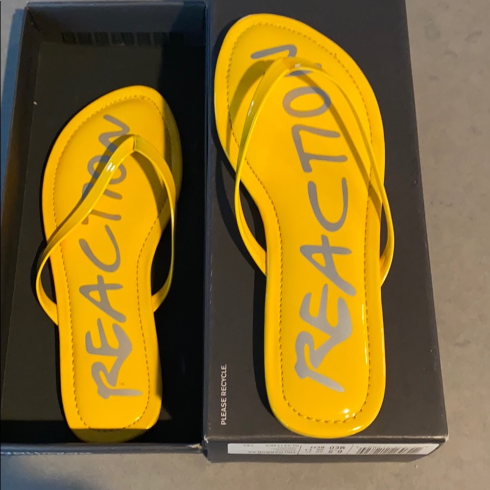 Kenneth Cole Tiki Harbor Flipflops